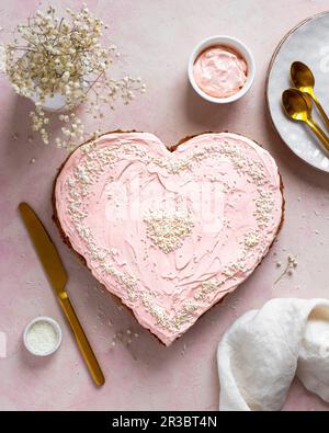 Rosa Herzkuchen zum Valentinstag Stockfoto