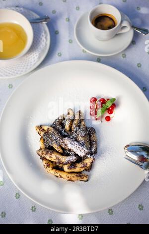 Mohnnudeln mit Apfelsauce Stockfoto