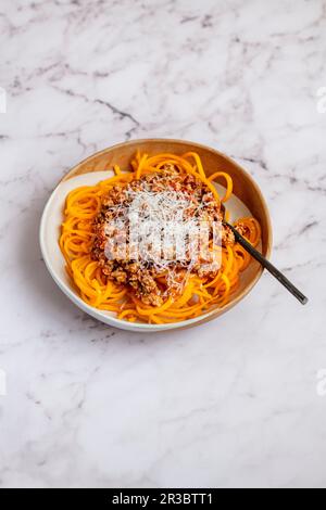 Truthahnbolognese auf Spaghetti-Nudeln aus Butternusskürbis Stockfoto