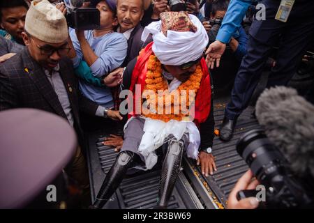 Kathmandu, Nepal. 23. Mai 2023. Ein britisches Heer Hari Budha Magar, der seine Beine während seines Dienstes in Afghanistan verlor, trifft ein, nachdem er der erste Doppel-Ober-Knie-Amputierte wurde, der den Mount Everest am Tribhuvan International Airport in Kathmandu eroberte. Hari Budha Magar, der in Canterbury, Kent lebt, erreichte am Freitag um 3pm Uhr den Gipfel des höchsten Berges der Welt, nachdem er am 17. April mit dem Aufstieg begonnen hatte – genau 13 Jahre, seit er nach einer Sprengstoffexplosion seine Beine verlor. (Foto: Prabin Ranabhat/SOPA Images/Sipa USA) Guthaben: SIPA USA/Alamy Live News Stockfoto