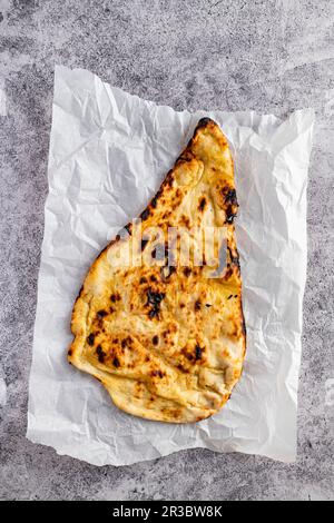 Butter, die Naan im Ofen von Tandoori gebacken hat Stockfoto