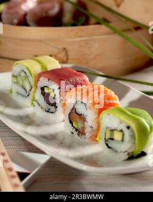 Fisch- und Gemüse-Sushi-Brötchen mit Wasabi Stockfoto