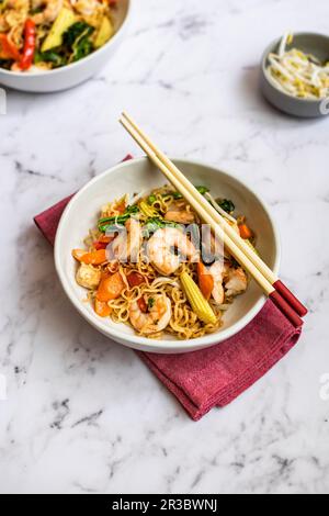 Shriwn Chow Mein mit Ramen Noodles Stockfoto