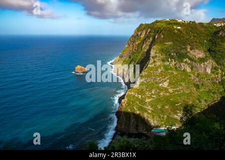 Wunderschöner malerischer Aussichtspunkt auf den atlantischen Ozean in Santana in der Nähe von Sao Jorge, Insel Madeira Stockfoto