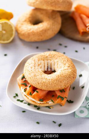 Frischkäse und Bagel-Sandwich mit geräuchertem Lachs Stockfoto