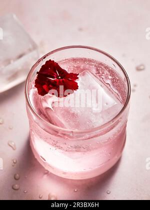 Rosa Rosengetränk mit Eiswürfeln Stockfoto