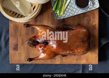 Peking-Ente mit Pfannkuchen, Gurke, Frühlingszwiebeln und Hoisin-Sauce Stockfoto