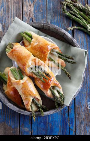 Mit Käse gebackener Spargel in Hefeteig Stockfoto