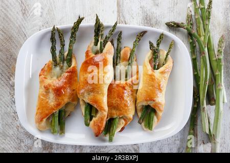 Mit Käse gebackener Spargel in Hefeteig Stockfoto