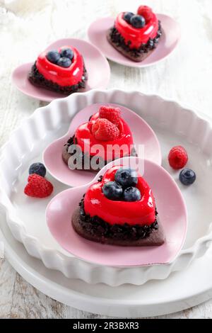 Herzförmiges Dessert mit Obst Stockfoto