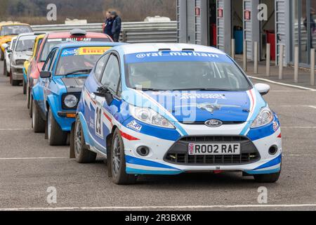 Chris Daykin und Michael Weeks in ihrem 2011 Ford Fiesta R2 am Kontrollpunkt während der 2023 Snetterton Stage Rally, Norfolk, Großbritannien. Stockfoto