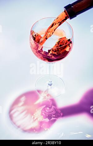 Rot Wein gegossen Stockfoto