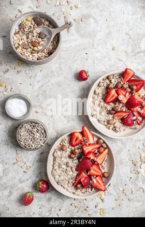 Haferbrei mit Erdbeeren und Haselnüssen Stockfoto