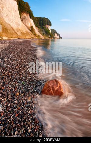 Ruegen Deutschland Kreide rockt den Weg am See Stockfoto