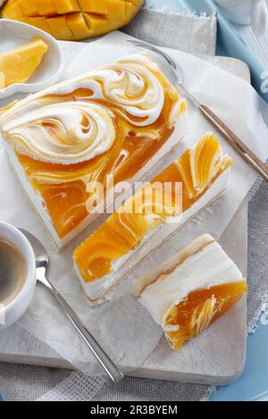 Schaumkäsekuchen mit Mango-Mousse Stockfoto
