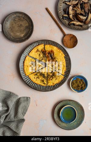 Socca (Farinata) mit Pilzen und Za'atar (Vegan Chickpea Pancake) Stockfoto