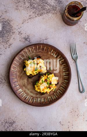 Miso Butter Rührei auf Toast mit Chili-Öl Stockfoto