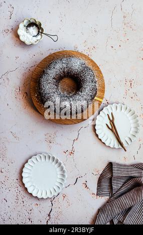 Gewürzter Dattelkuchen mit Puderzucker-Staubwischen Stockfoto