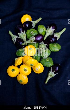 Gelbe patissons, grüne patissons und Mini-Auberginen Stockfoto