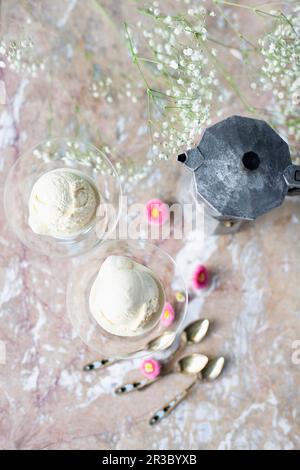 Vanilleeis und Espresso-Moka-Topf Stockfoto