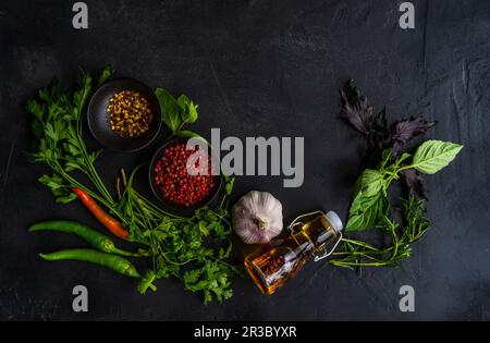 Traditionelles georgianisches Kochkonzept mit verschiedenen Gewürzen, Soßen und Kräutern Stockfoto