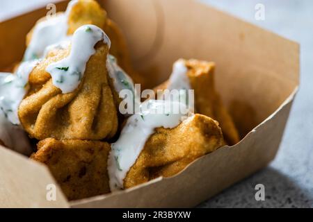 Georgianisches Mini-Khinkali mit saurer Sahne Sauce Stockfoto