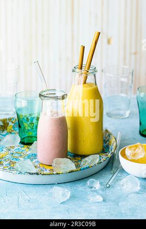 Mango- und Erdbeermilch-Smoothies Stockfoto