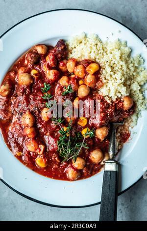 Vegane Chili con carne mit Kichererbsen und Couscous Stockfoto