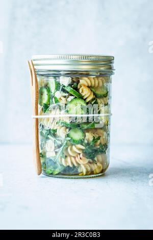 Nudelsalat mit Honig-Senf-Dressing und Feta „To Go“ Stockfoto