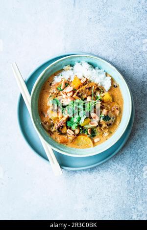 Gelbes thailändisches Hühnchen-Curry mit Kokosmilch Stockfoto