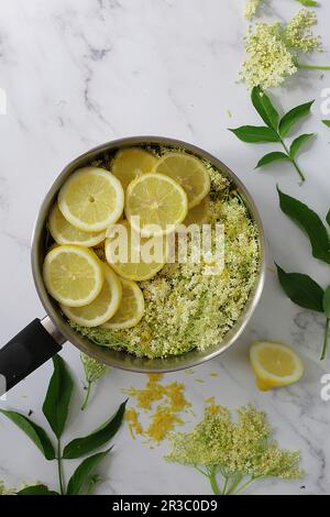 Ich bereite Holunderblumensirup zu Stockfoto