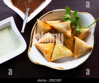 Samosas mit Linsen und Lamm Stockfoto