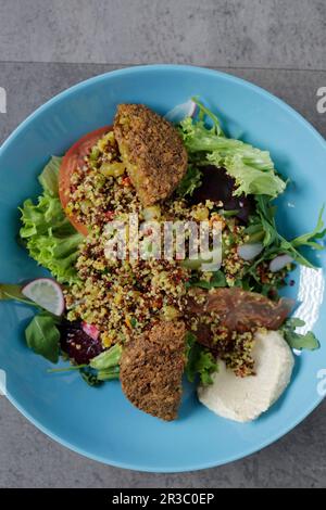 Quinoa-Salat mit veganen Pasteten Stockfoto