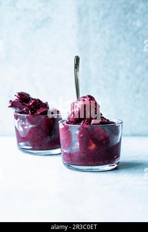 Heidelbeere Mango Nicecream Stockfoto