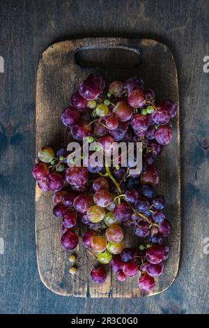 Rohe und reife Trauben als sommerliches Food-Konzept Stockfoto