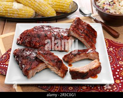 Gegrillte Baby-Back-Schweinerippchen mit Maiskolben und colesalat Stockfoto