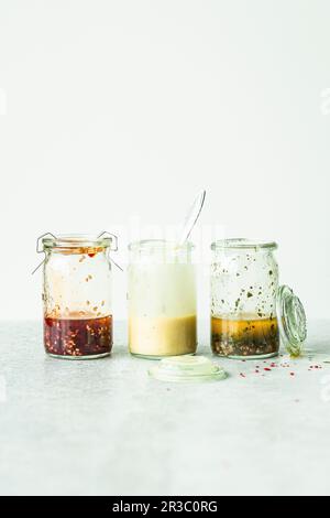 Drei verschiedene Salatdressings Stockfoto