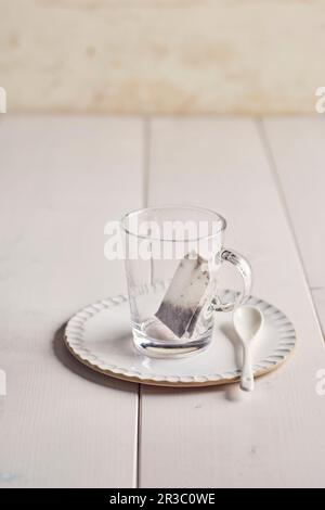 Fruchttee-Beutel in einem Glasbecher Stockfoto