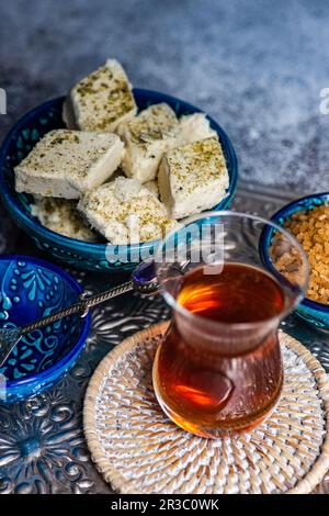 Türkischer Tee und Halva-Dessert werden im traditionellen Stil serviert Stockfoto