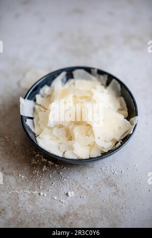 Frisch rasierter Parmesan in einer kleinen Schüssel Stockfoto