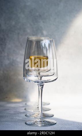 Georgischer trockener Weißwein im Glas Stockfoto
