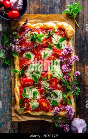 Pizza Margherita mit Mozzarella und frischen Kräutern Stockfoto