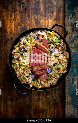 Roastbeef mit Fusilli-Nudeln und Pilzen Stockfoto