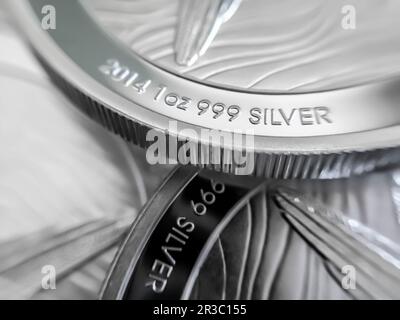 Makro-Nahaufnahme einer 999 % silbernen Goldmünze Stockfoto