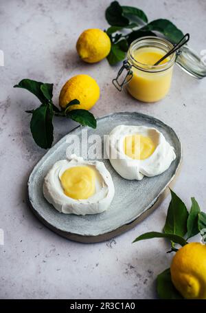 Zitronenbrot in Baiser-Nestern Stockfoto