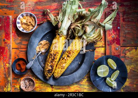 Gegrillter Mais mit Gewürzen Stockfoto