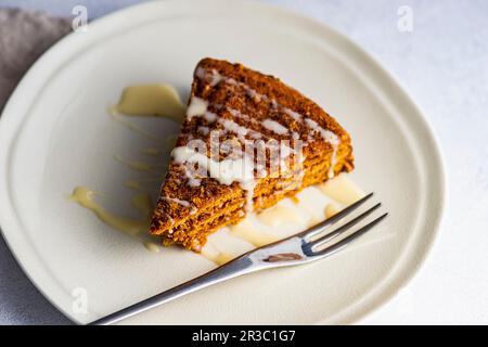 Ein Stück leckeren hausgemachten Honigkuchen auf dem Teller Stockfoto