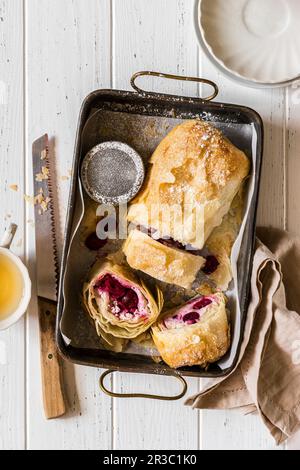 Frische Kirschscheiben und Ricotta-Strudel Stockfoto