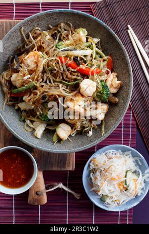 Sojamudeln mit Garnelen und Gemüse, in asiatischer Art zubereitet Stockfoto