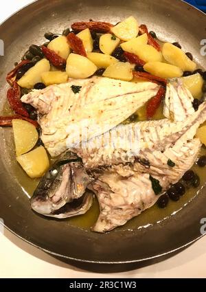 Gebackene Seebrassen im italienischen Stil Stockfoto